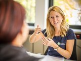 Dr. Eliana Faiola, therapeutische Leiterin der NTRA, im Gespräch mit einer Patientin
