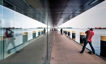 Fotogalerie: Fotograf spiegelt sich in einer Fensterwand am Hafen